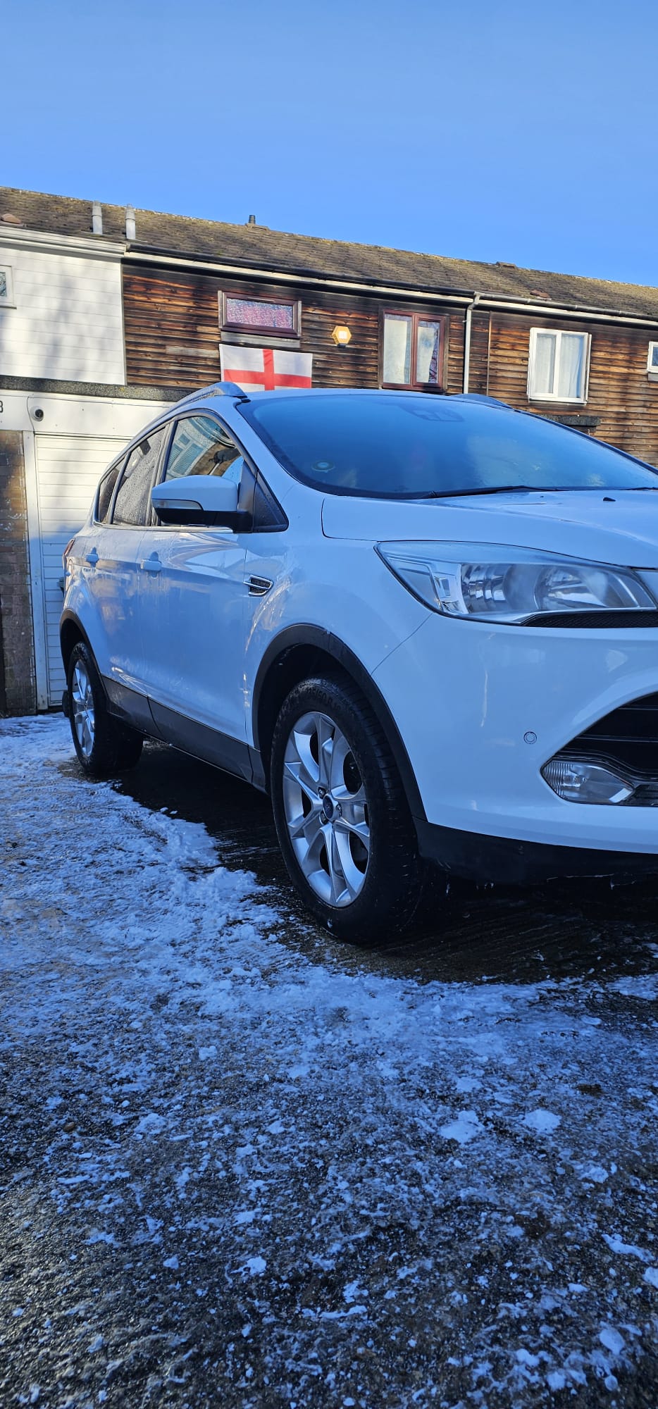 White SUV professionally detailed in Oxfordshire, showcasing our mobile car detailing service